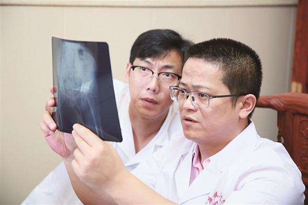 全面铺开名医工作室建设,名医基层工作站揭牌