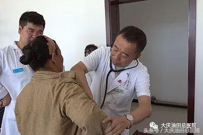 医生鞠躬送别死去病人,义诊庆祝首个中国医师节