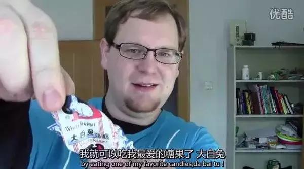 外国人在中国小商品做代购，最受欢迎的竟是5毛钱一包的辣条！