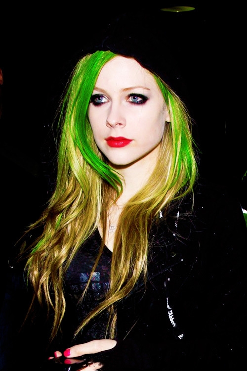 艾薇儿黑色碎花裙,36岁艾薇儿