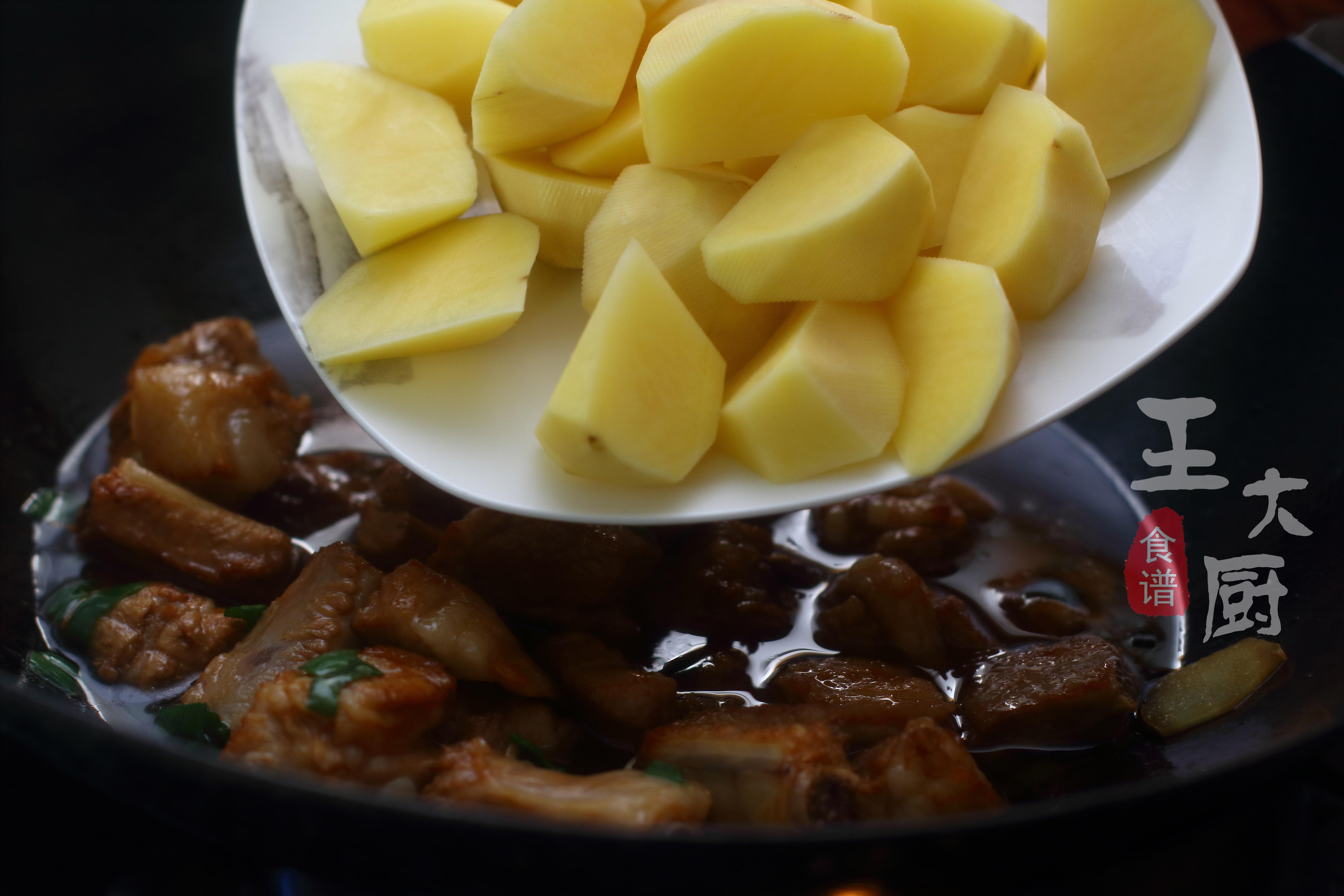 土豆红烧排骨的家常做法孩子爱吃,红烧排骨土豆最简单的做法大全