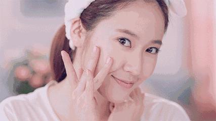 擦护肤品搓泥怎么回事,抹护肤品搓泥怎么回事