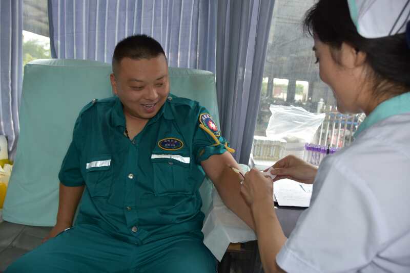 白衣天使无偿献血爱心传递,无偿献血传递爱心有爱就有希望