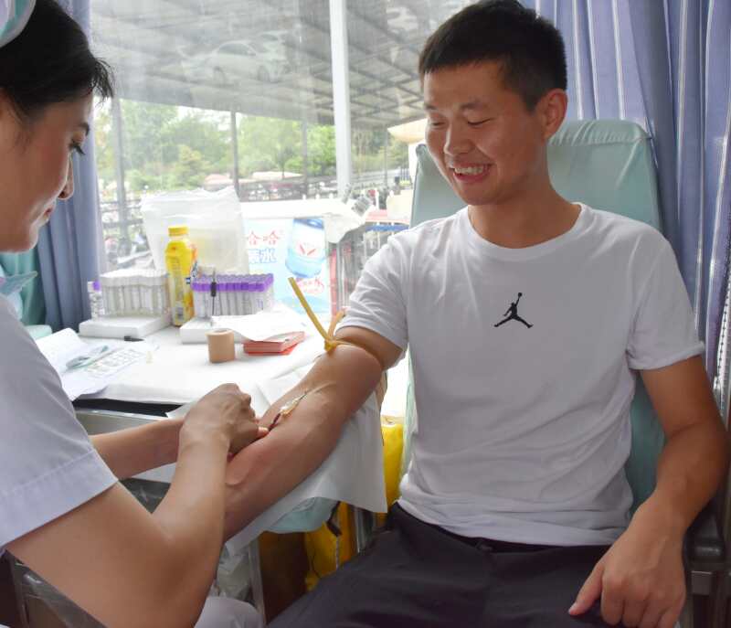 白衣天使无偿献血爱心传递,无偿献血传递爱心有爱就有希望