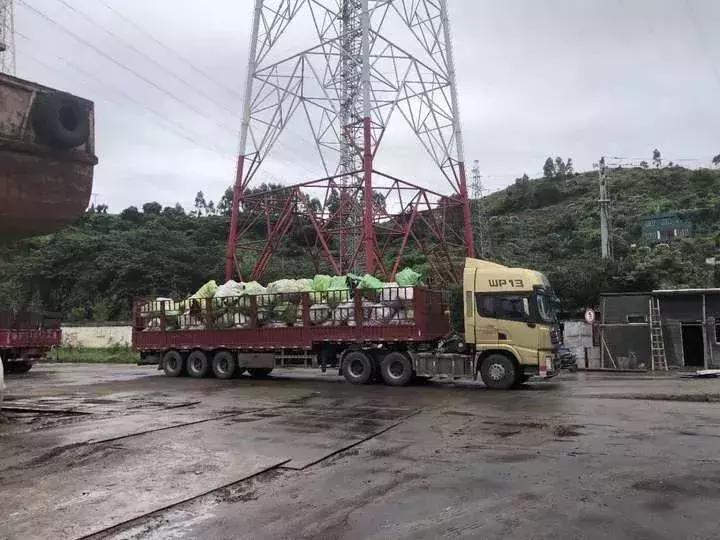 大量丢弃的旧衣服,外国垃圾场旧衣服
