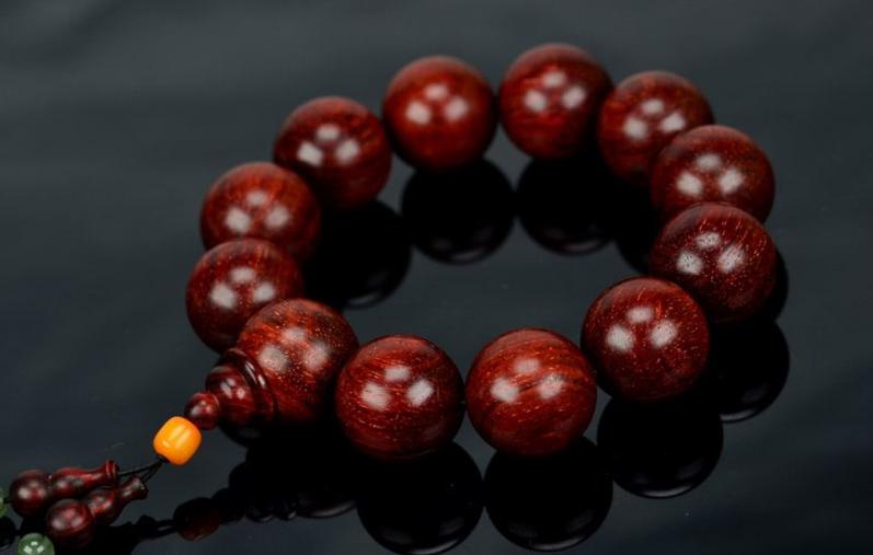 小叶紫檀戴手套盘掉色正常吗,小叶紫檀盘了3年了还掉色为什么