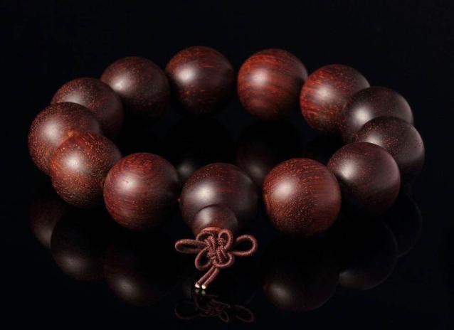 小叶紫檀戴手套盘掉色正常吗,小叶紫檀盘了3年了还掉色为什么