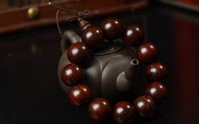 小叶紫檀戴手套盘掉色正常吗,小叶紫檀盘了3年了还掉色为什么