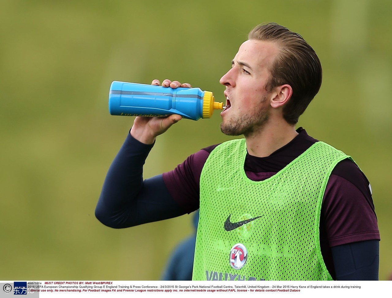 足球运动员总是吐水,足球运动员喝水吐出来的原因