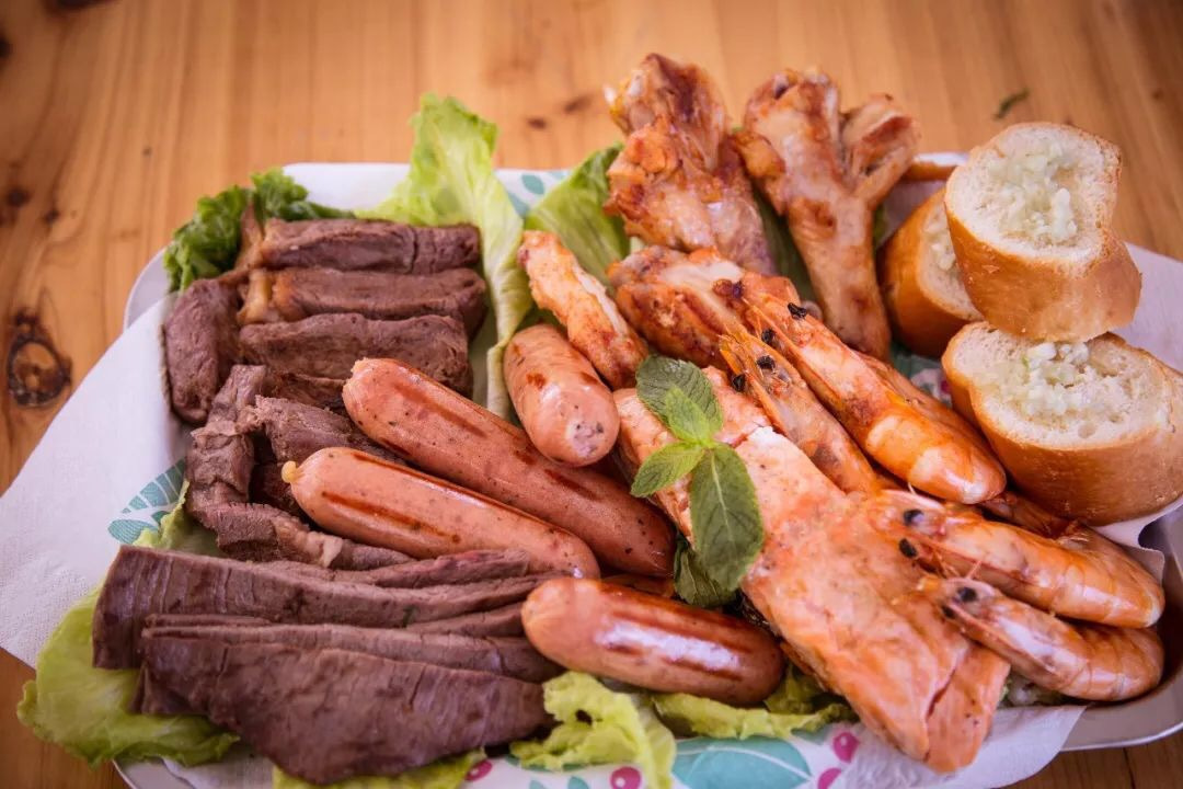 一家人聚在一起好好开心,一家人聚在一起温馨吃饭