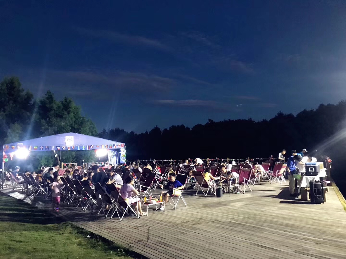 一家人聚在一起好好开心,一家人聚在一起温馨吃饭