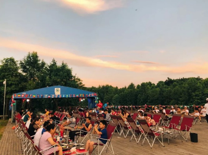 一家人聚在一起好好开心,一家人聚在一起温馨吃饭