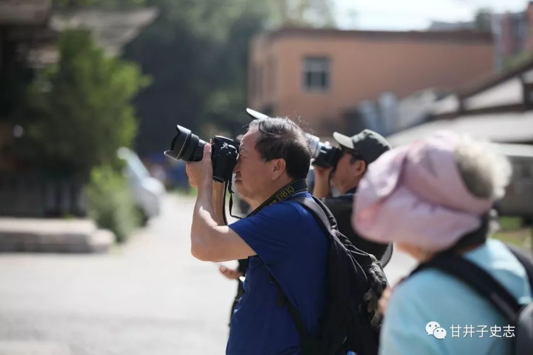 什么情况?八位摄影大咖竟然齐聚甘井子街头……