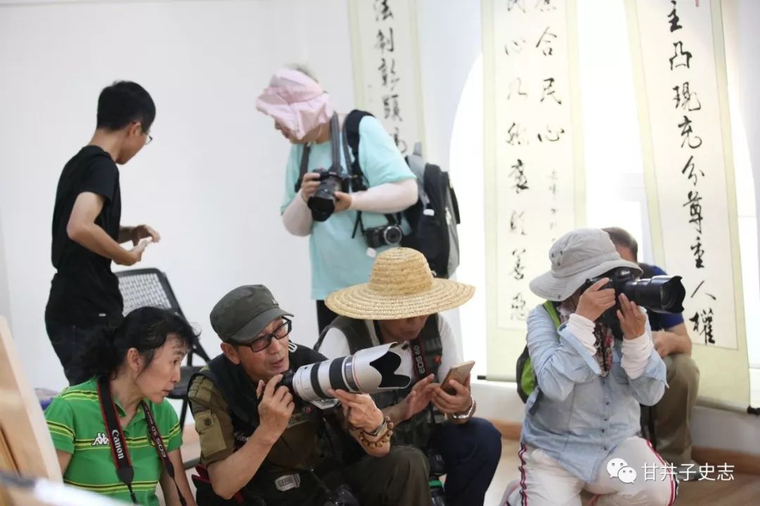 什么情况?八位摄影大咖竟然齐聚甘井子街头……