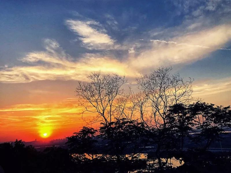 被绝美晚霞刷屏了,浙江绍兴雨后现绝美晚霞