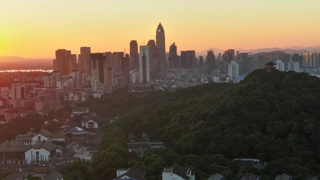 被绝美晚霞刷屏了,浙江绍兴雨后现绝美晚霞