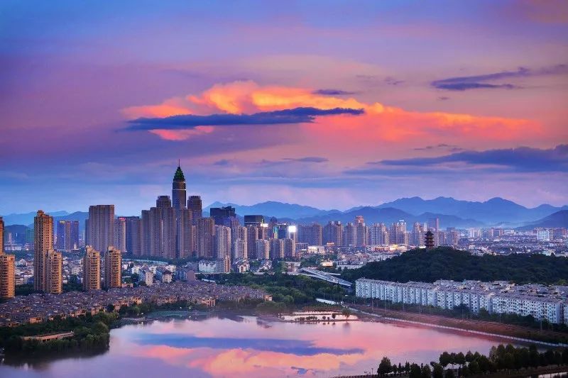 被绝美晚霞刷屏了,浙江绍兴雨后现绝美晚霞