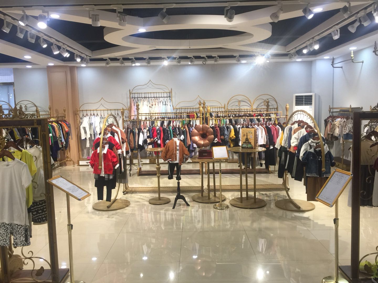 什么是品牌折扣女装批发,什么是品牌童装折扣库存