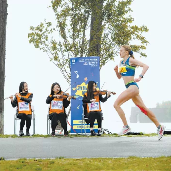 东湖精心定制了一份最美礼物,将闪亮军运会宾客的眼睛