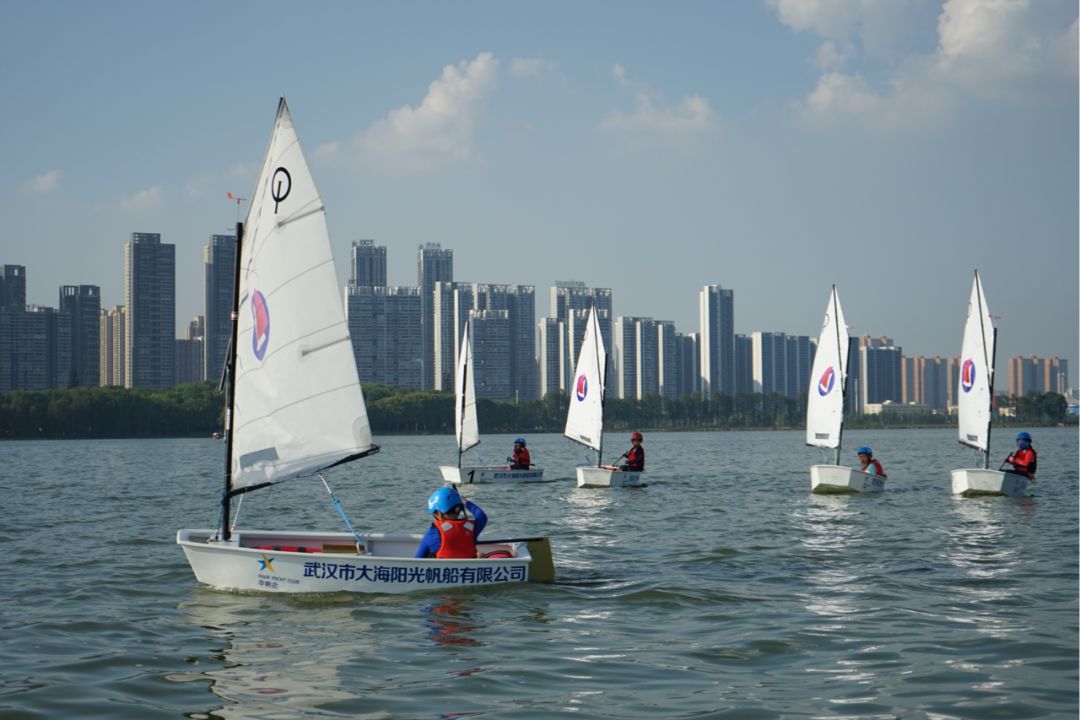 东湖精心定制了一份最美礼物,将闪亮军运会宾客的眼睛