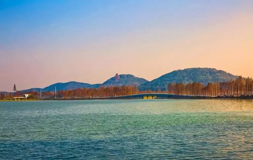 东湖精心定制了一份最美礼物,将闪亮军运会宾客的眼睛