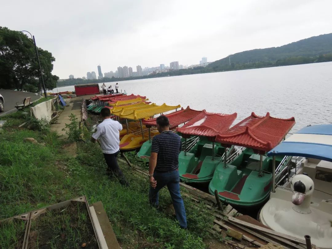 东湖精心定制了一份最美礼物,将闪亮军运会宾客的眼睛