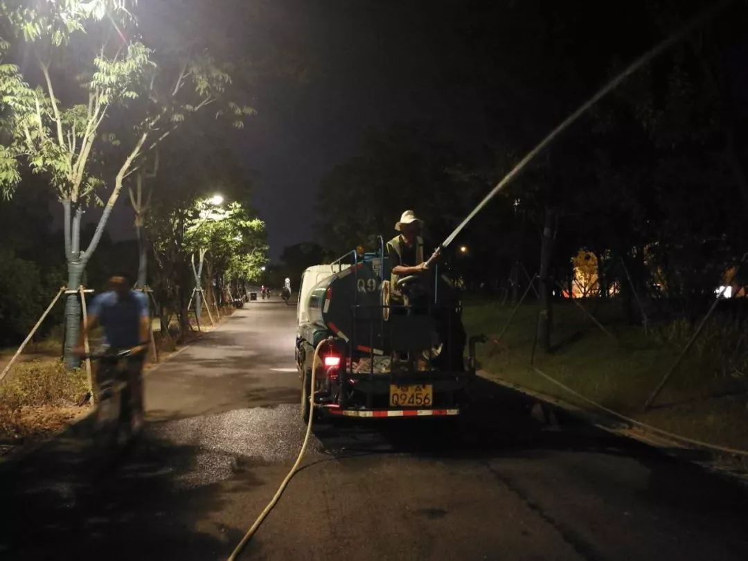 东湖精心定制了一份最美礼物,将闪亮军运会宾客的眼睛