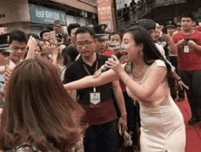 干露露走秀现场被男人表达,强行扯掉裙子,网友发怒:又是炒作!