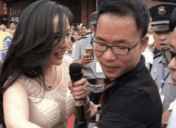 干露露走秀现场被男人表达,强行扯掉裙子,网友发怒:又是炒作!