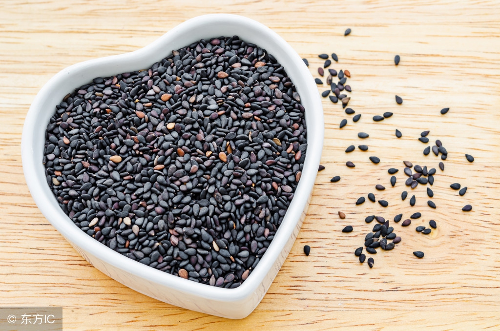 头发分叉的原因有哪些,头发分叉吃什么可以改善