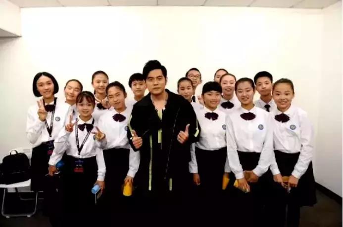 校服乔治白,校服供应商乔治白