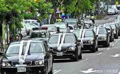 开车遇到丧葬车队怎么做,开车遇到丧事有什么讲究