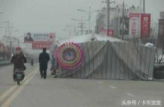 开车遇到丧葬车队怎么做,开车遇到丧事有什么讲究