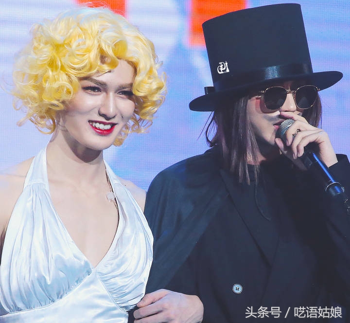 蔡徐坤轻轻一个吻,蔡徐坤王嘉尔勾肩搭背