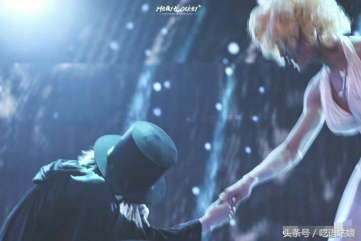 蔡徐坤轻轻一个吻,蔡徐坤王嘉尔勾肩搭背