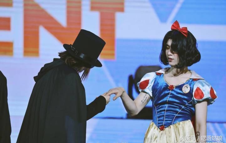 蔡徐坤轻轻一个吻,蔡徐坤王嘉尔勾肩搭背