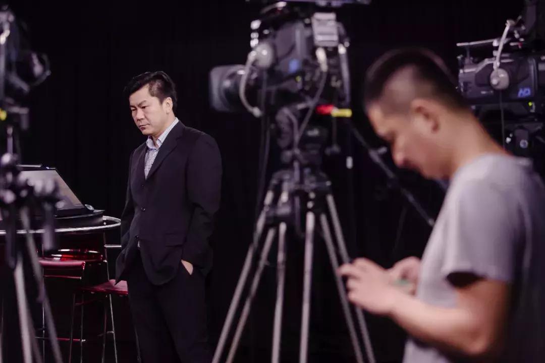 每晚6点，一百万上海男人都在干同一件事丨现在上海