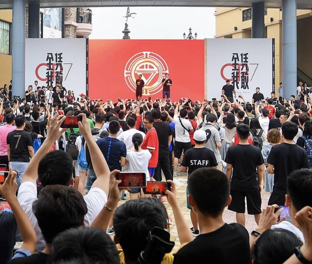 商量好的吗？梅西带着女王，C罗带着乔治娜，共赴伊比萨岛度假