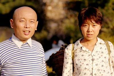 葛优《手机2》造型照暴光,万年光头造型,终于有头发了