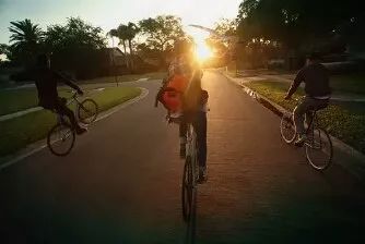 边踢球边学习孩子的未来,读书踢球两不误