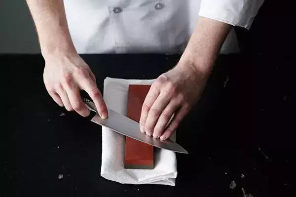 生活小窍门:菜刀变钝了怎么办?