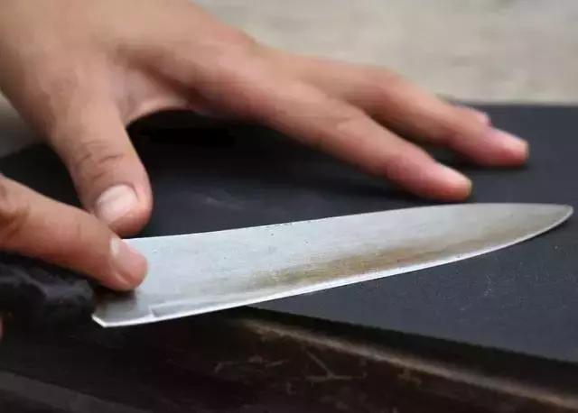 生活小窍门:菜刀变钝了怎么办?