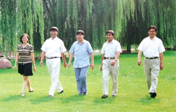 父亲是前中国首富，她本想当歌星，却被迫要接班千亿帝国