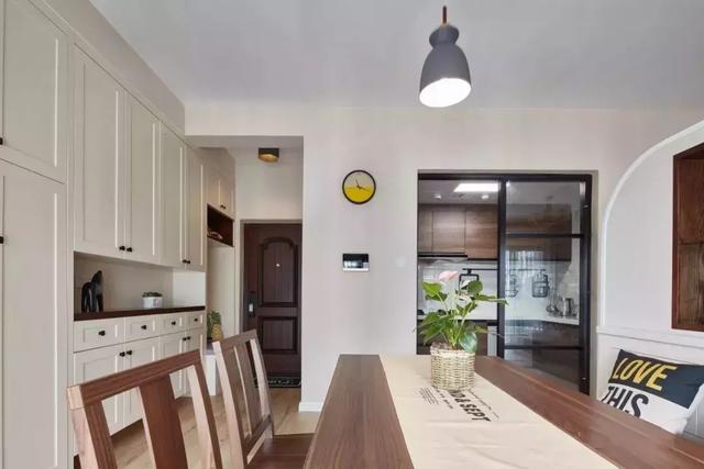 客厅砌一堵墙做隔断不影响通风,在客厅砌了半截墙做隔断