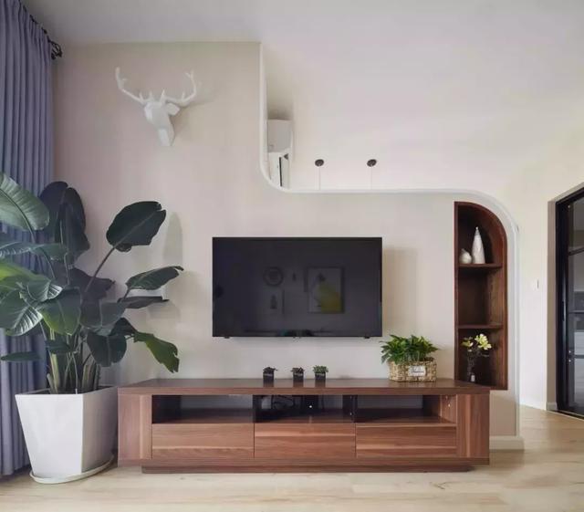 客厅砌一堵墙做隔断不影响通风,在客厅砌了半截墙做隔断