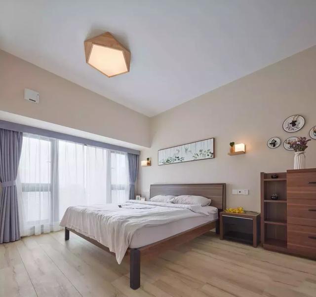 客厅砌一堵墙做隔断不影响通风,在客厅砌了半截墙做隔断