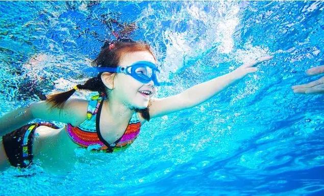 游泳哪个姿势利于治疗颈椎病,哪种游泳姿势治疗颈椎病