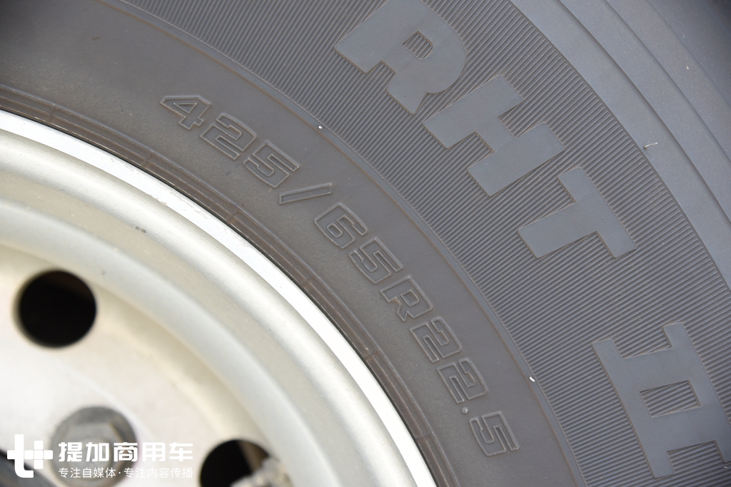 轻量化牵引车德龙x3000大梁整体图,德龙x3000前四后八轻量化大梁