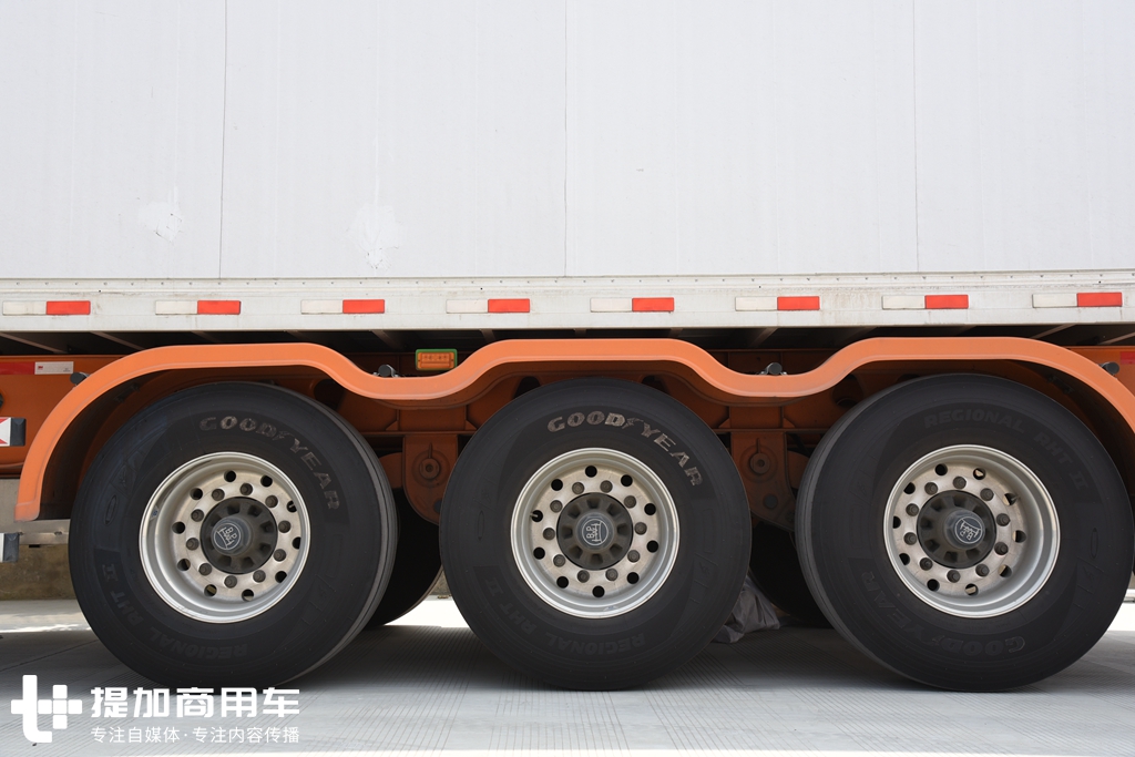 轻量化牵引车德龙x3000大梁整体图,德龙x3000前四后八轻量化大梁