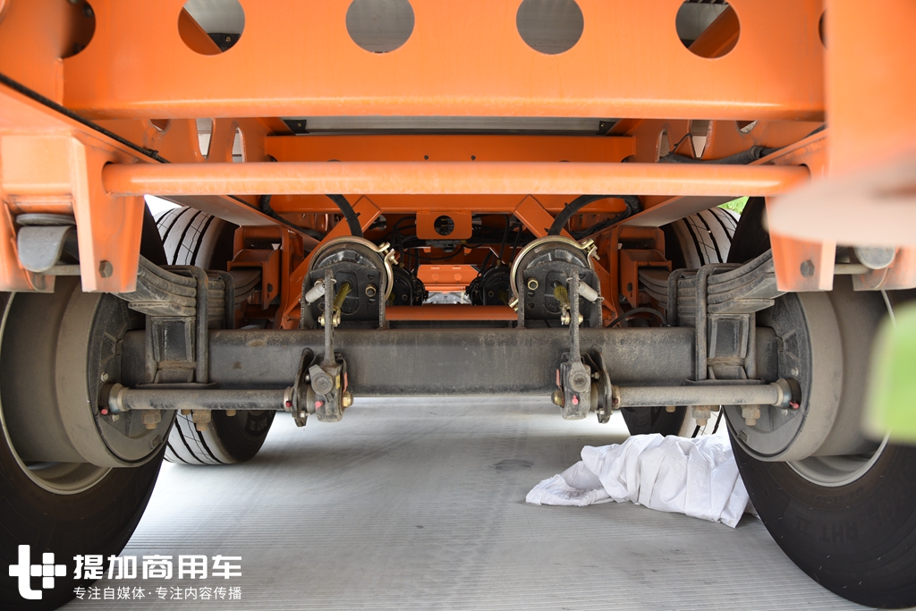 轻量化牵引车德龙x3000大梁整体图,德龙x3000前四后八轻量化大梁